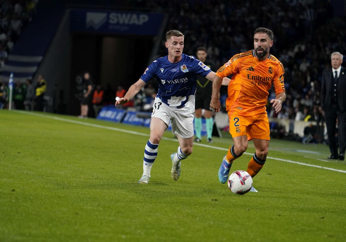 Sergio Gómez y Carvajal pugnan por el balón.