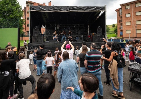 Los barrios, como el de Karrika en la imagen, han disfrutado este verano de su programación de fiestas.