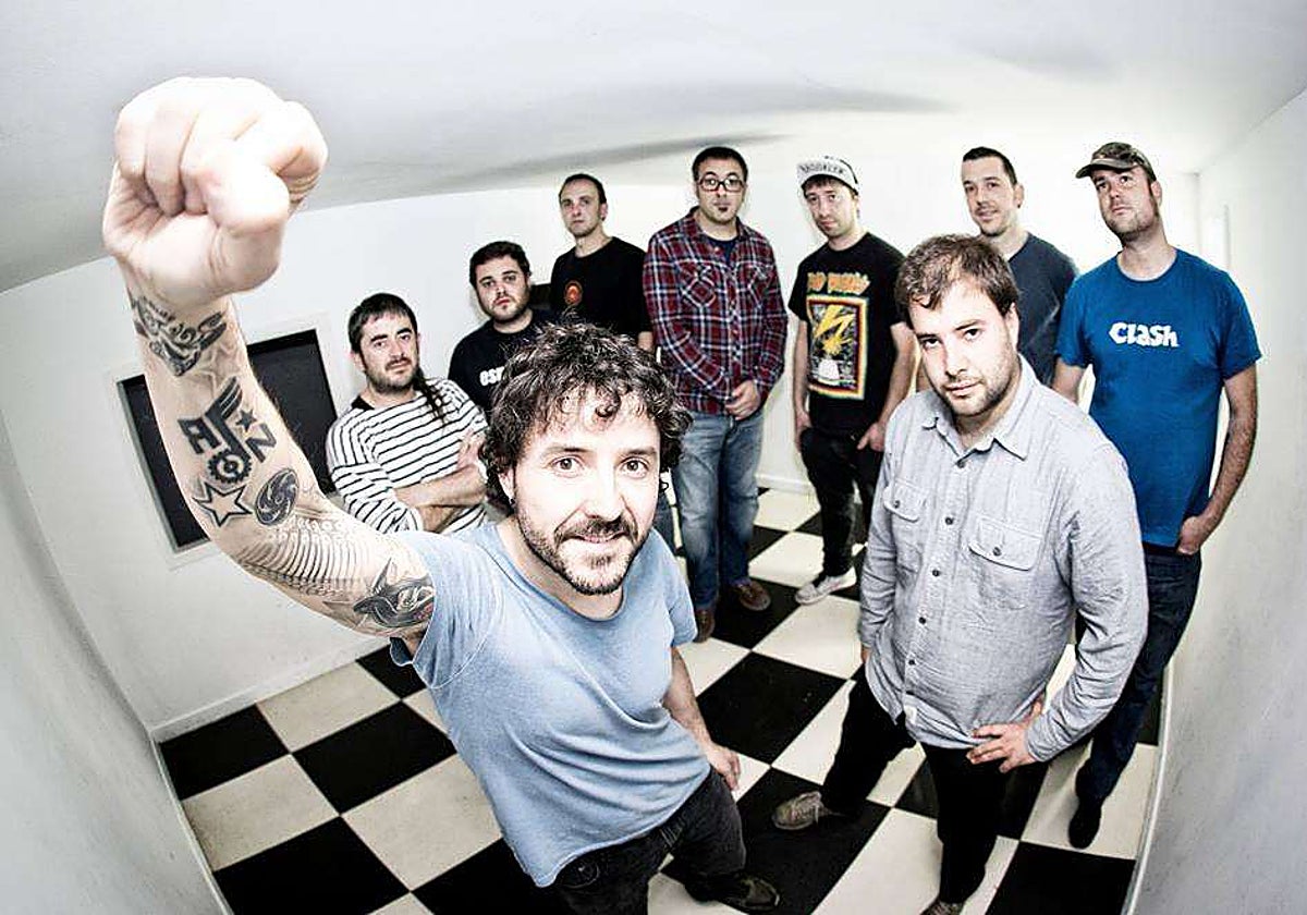 Esne Beltza taldearen kideak Xabi Solano aurrean dela.