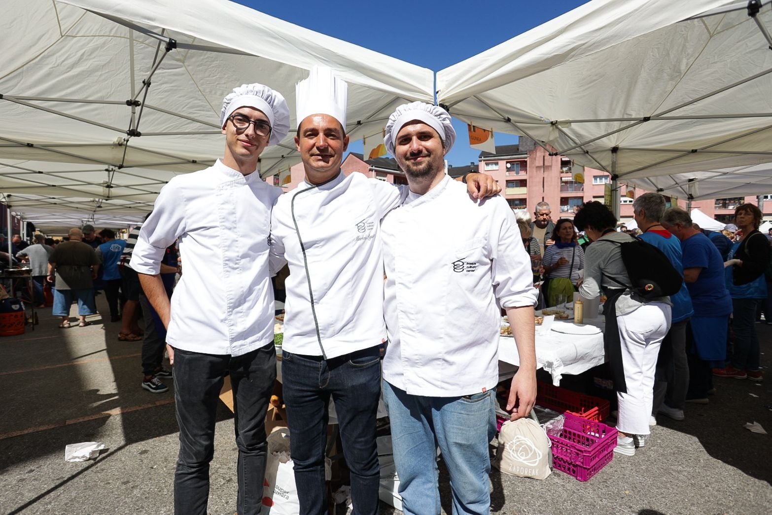 Buen ambiente en la fiesta gastronómica solidaria de Zaporeak