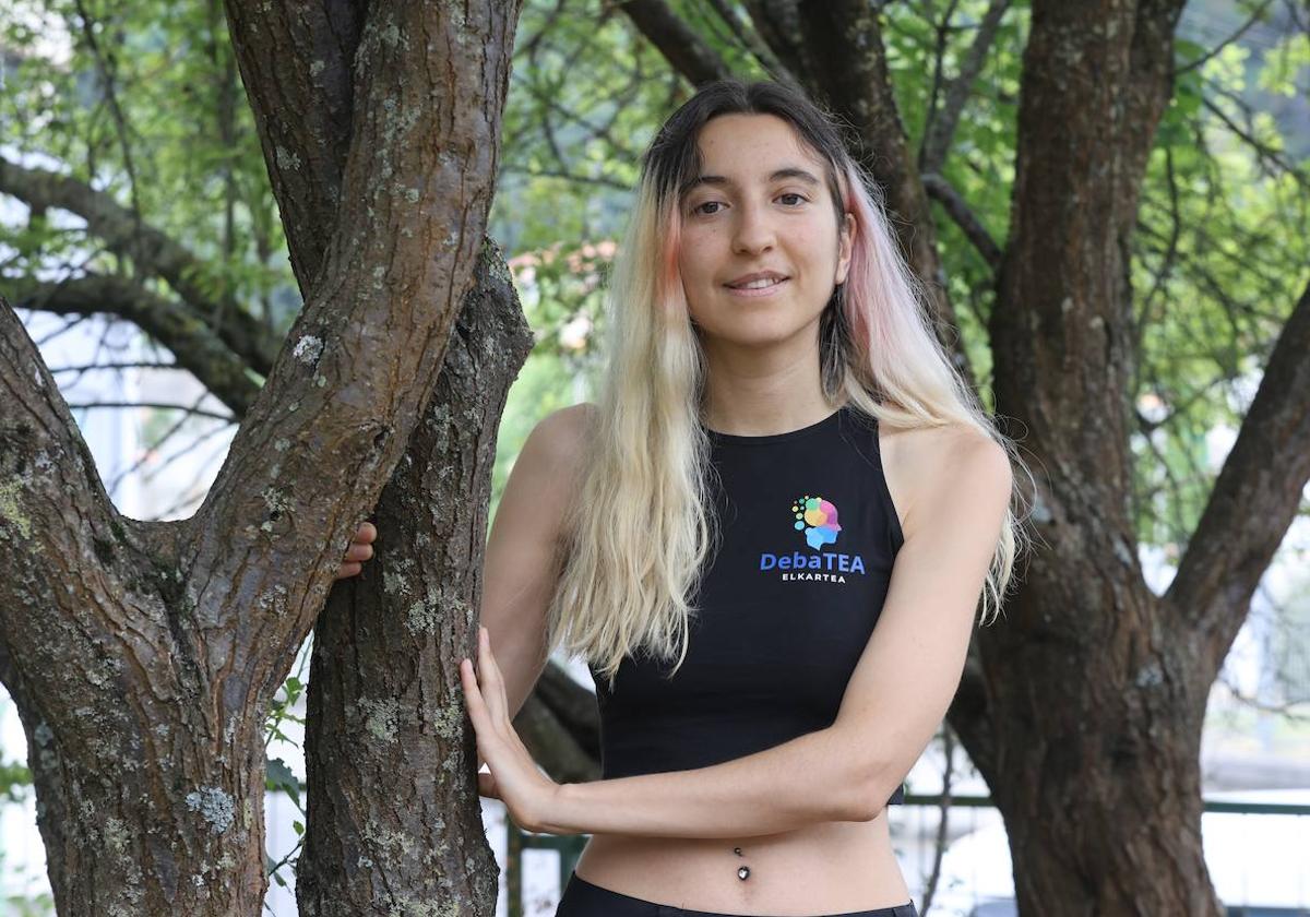 Maider posa para una fotografía tomada en la plaza Iralabarri de Aretxabaleta.