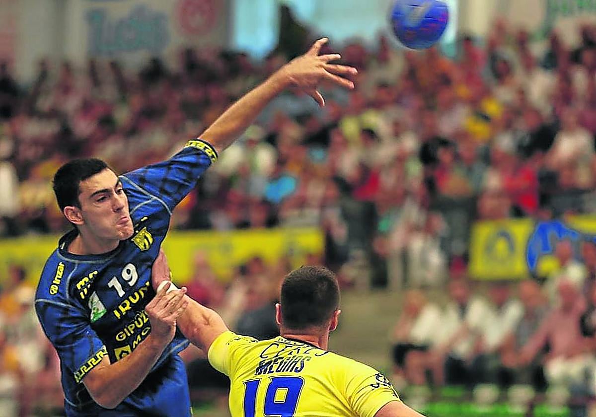 Julen Mujika, defendido por Megías, marcó un gol en el primer partido liguero.