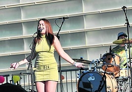 La cantante francesa Lena animó a quienes se acercaron a las terrazas ayer a media tarde