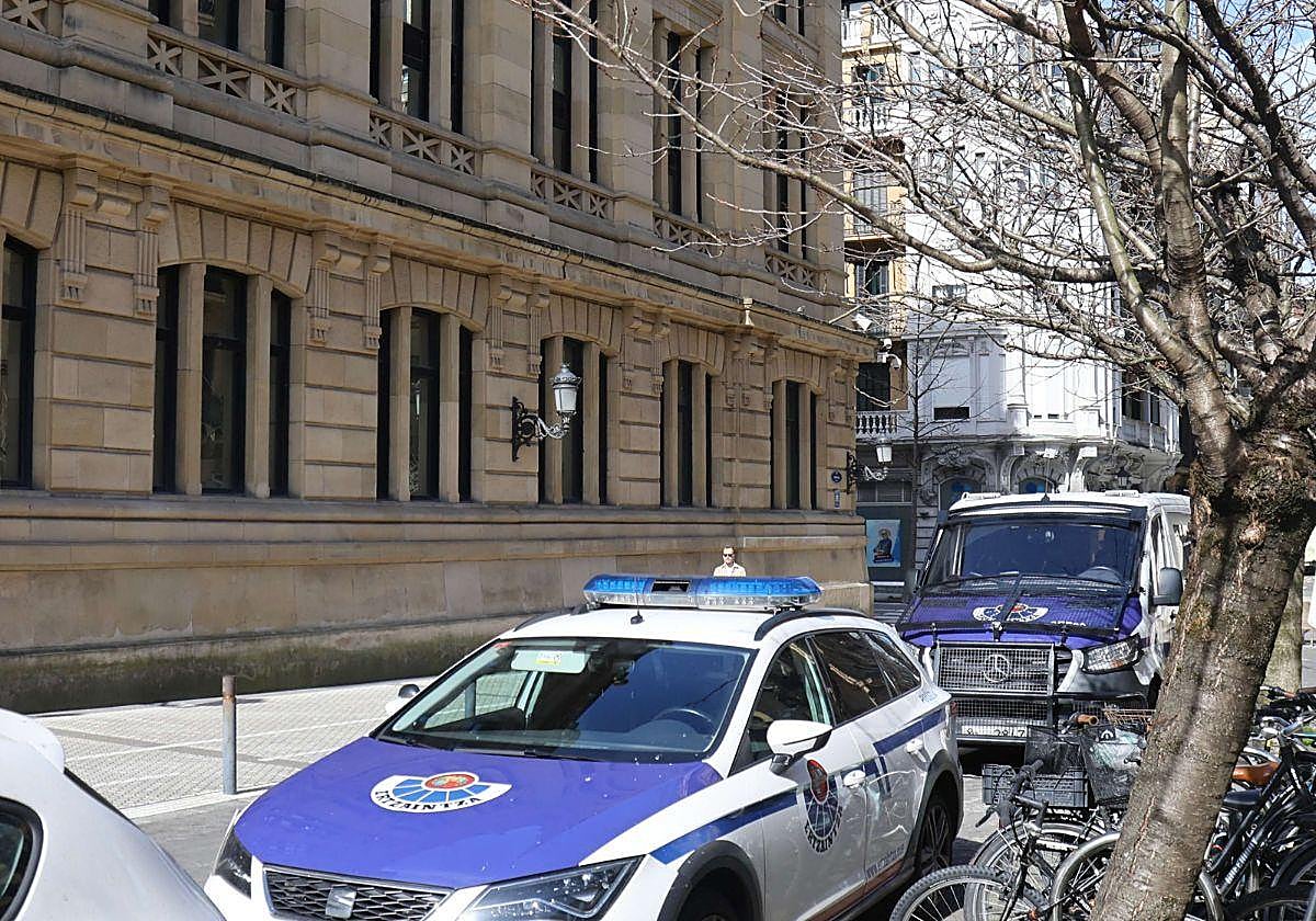 Imagen de archivo de varios vehículos de la Ertzaintza.