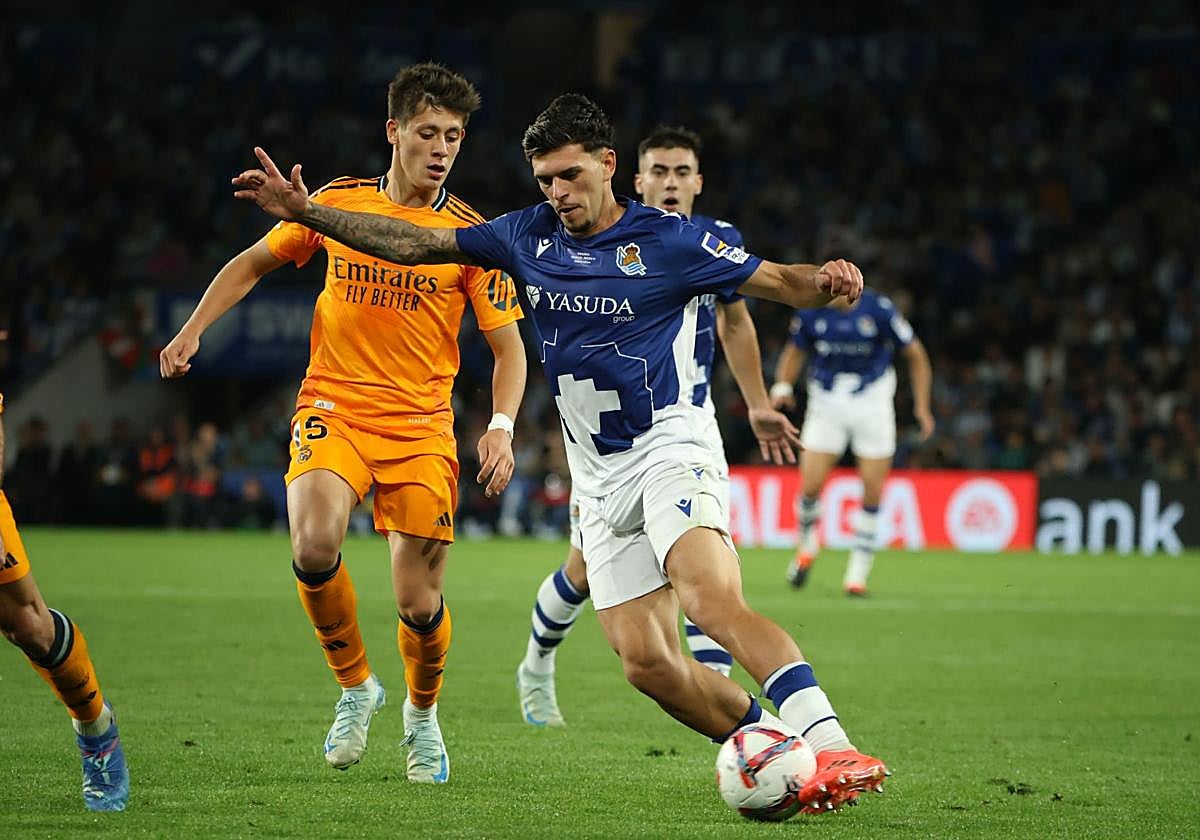 Javi López conduce el balón ante la presión de Güler.