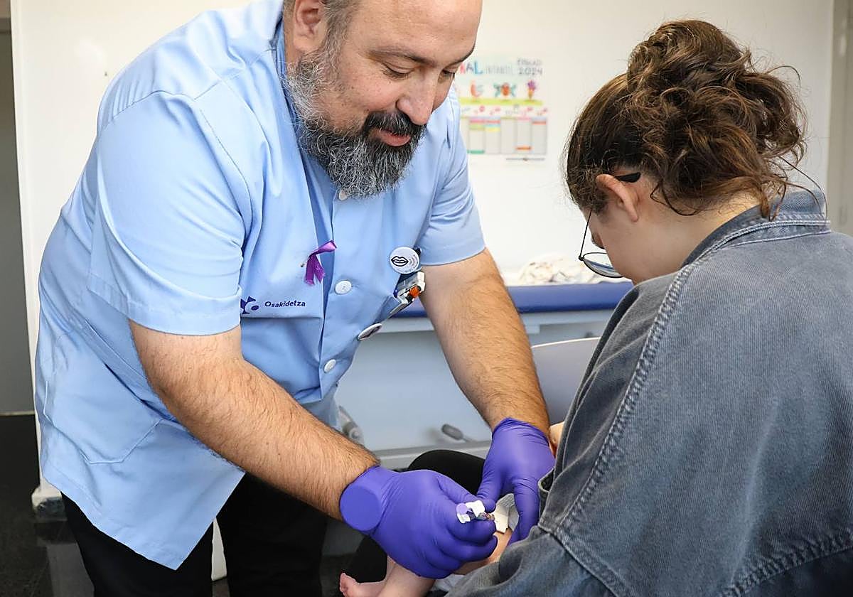 El pequeño Aiuri, de tan solo un mes de vida, ha sido uno de los primeros bebés de Gipuzkoa en recibir la vacuna frente a la bronquiolitis.