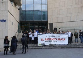 Protesta de Asviamie ante los Juzgados de Donostia.