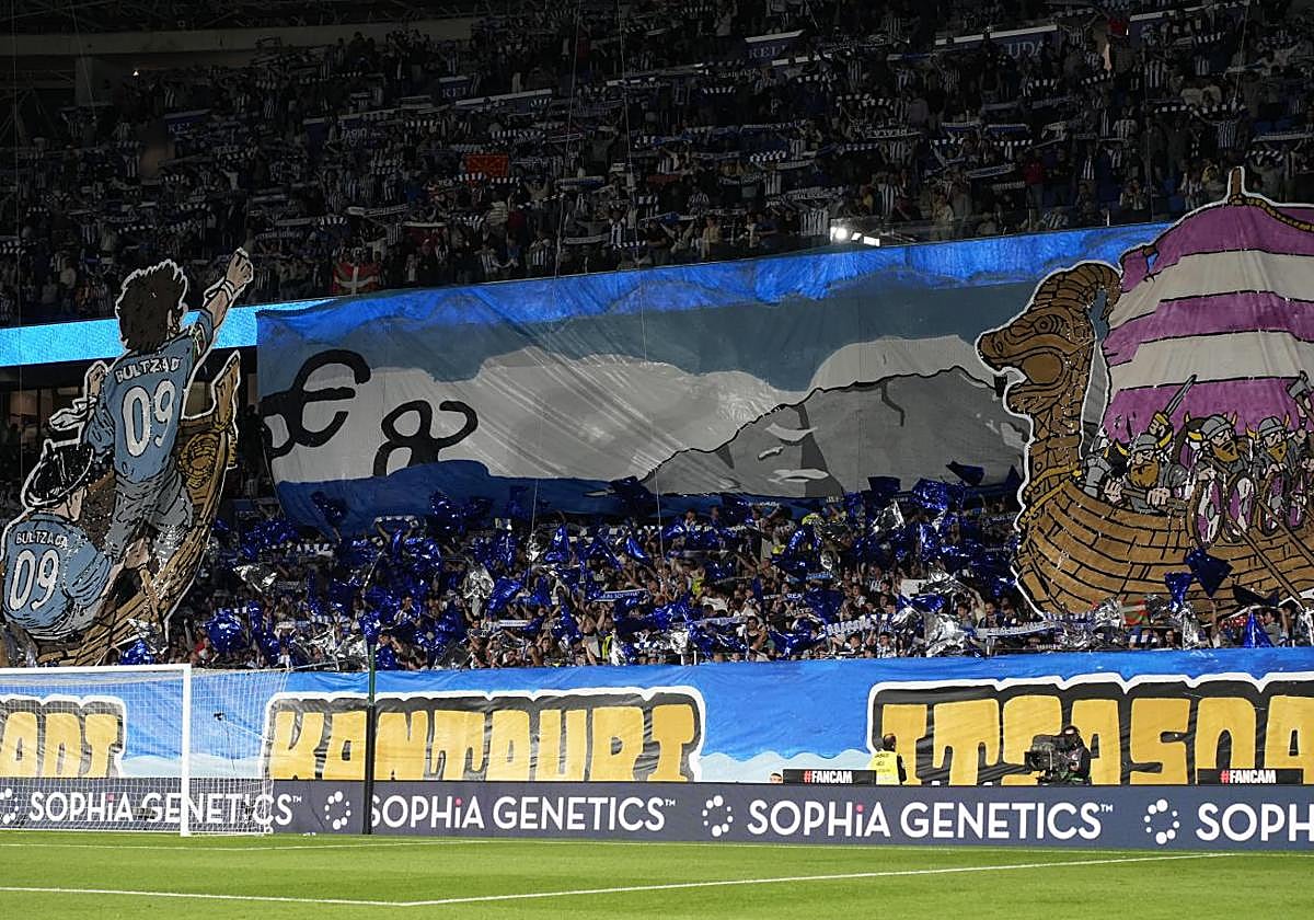 Vista de la Grada Zabaleta, con un espectacular tifo, en los instantes previos al partido contra el Real Madrid