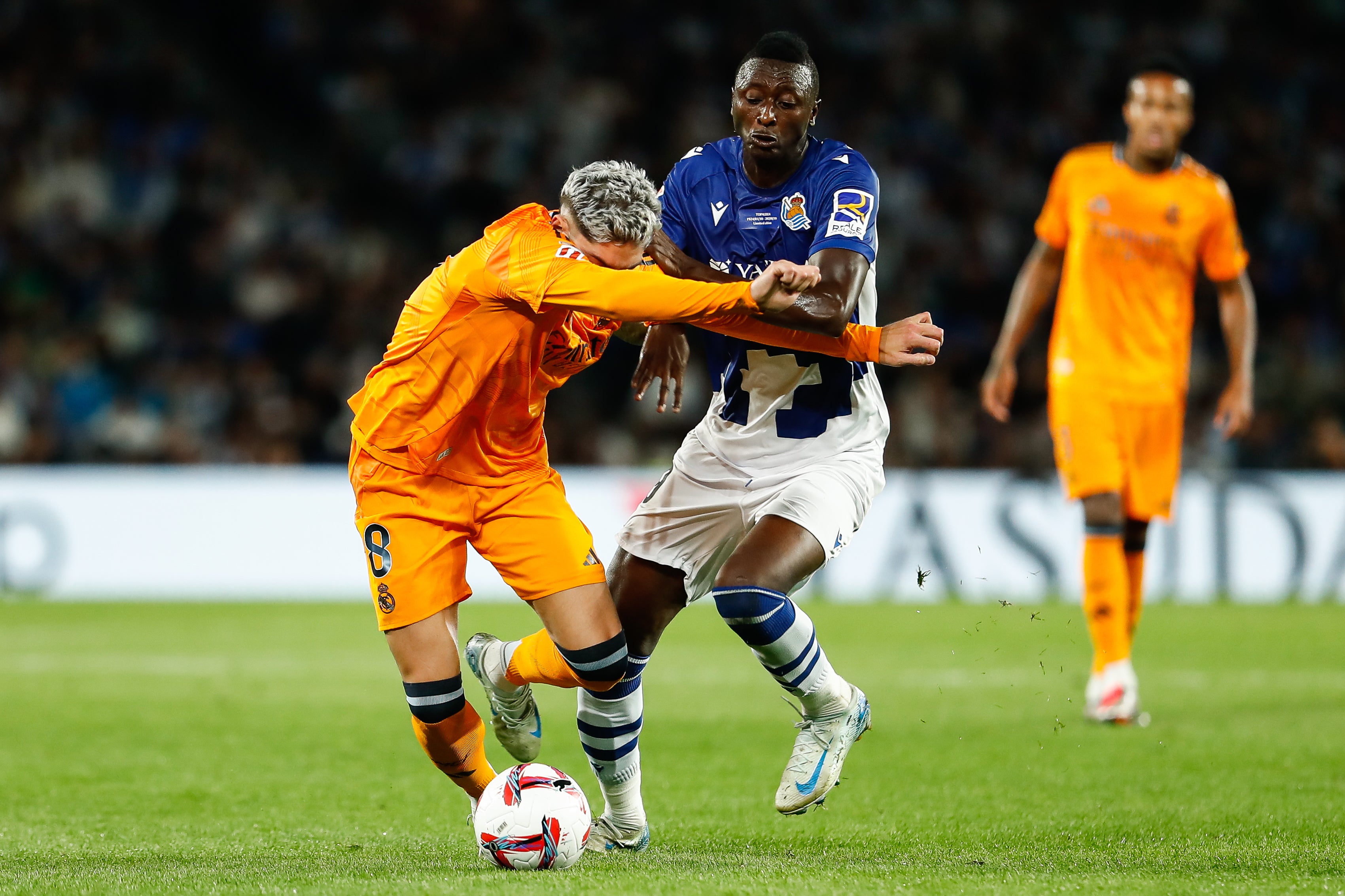 Sadiq disputa un balón con Valverde en el partido del pasado sábado