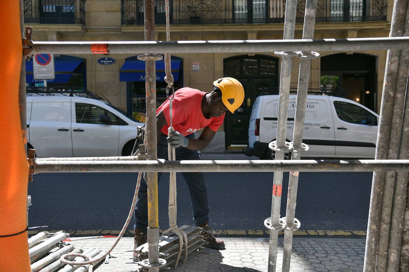 Un trabajador extranjero, en la construcción, en San Sebastián.
