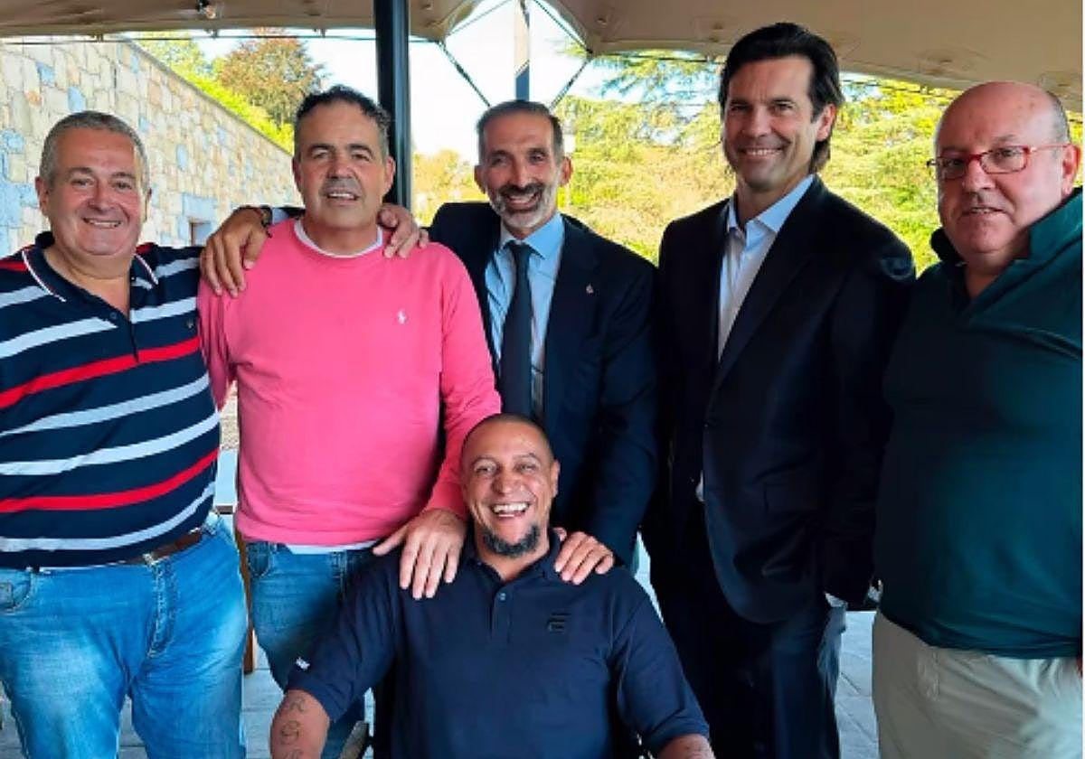 Los antiguos futbolistas del Real Madrid, Roberto Carlos y Santiago Solari, en el Asador Olivi en su visita este fin de semana a San Sebastián.