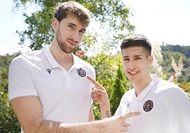 Javier Nicolau y Mateo Díaz, este martes en su presentación como jugadores del Gipuzkoa Basket.
