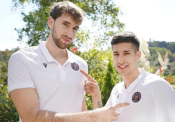 Javier Nicolau y Mateo Díaz, este martes en su presentación como jugadores del Gipuzkoa Basket.