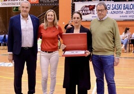 La presidenta del club recibió el reconocimiento en nombre de todos los componentes del Iraurgi.