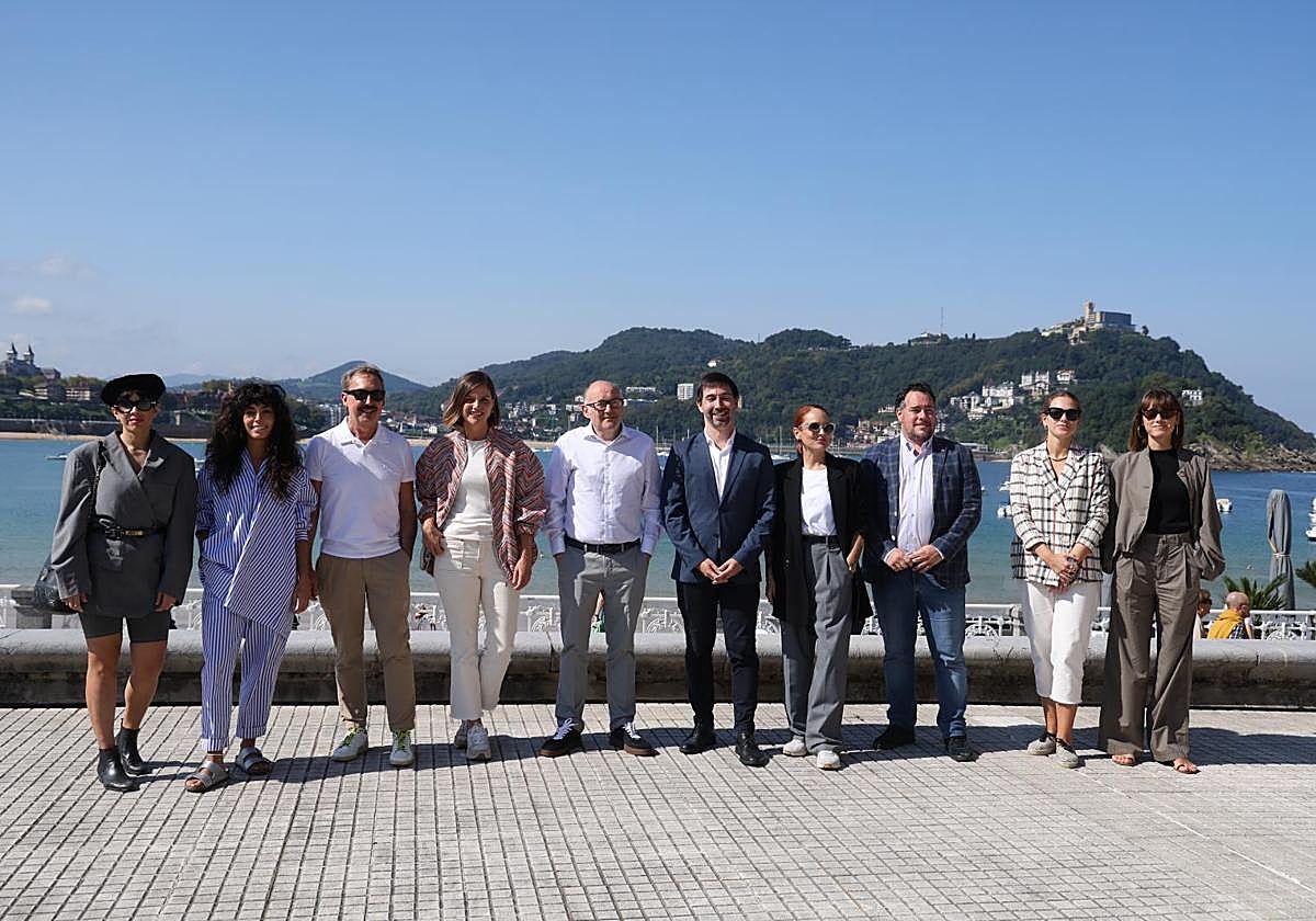 Instituciones impulsoras, el director del Zinemaldia y los diseñadores preseleccionados, en la presentación del proyecto.