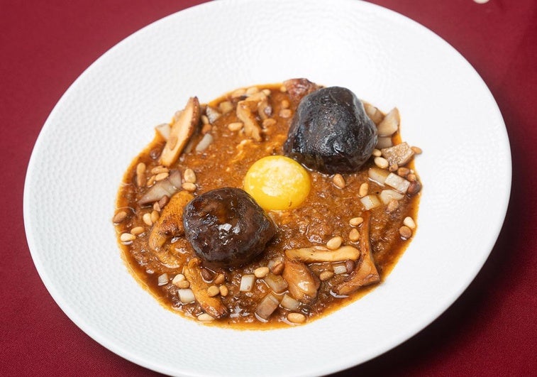 Receta de sopa de ajo con setas de temporada, yema de huevo y piñones de Pablo Loureiro