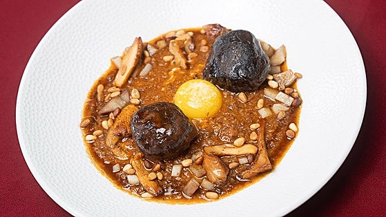 Receta de sopa de ajo con setas de temporada, yema de huevo y piñones de Pablo Loureiro