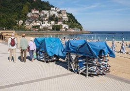 Este lunes comenzó la retirada de los toldos en la playa de Ondarreta.