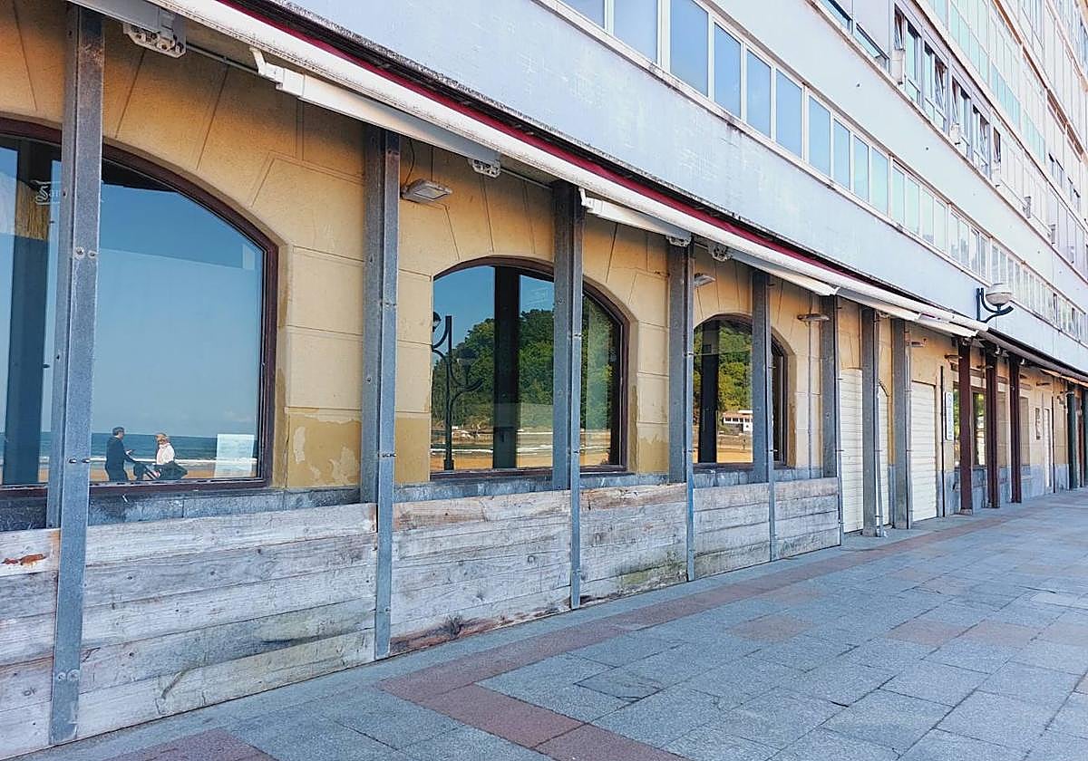 Locales del Malecón de Zarautz han colocado barreras de madera para impedir que el agua acceda al interior.