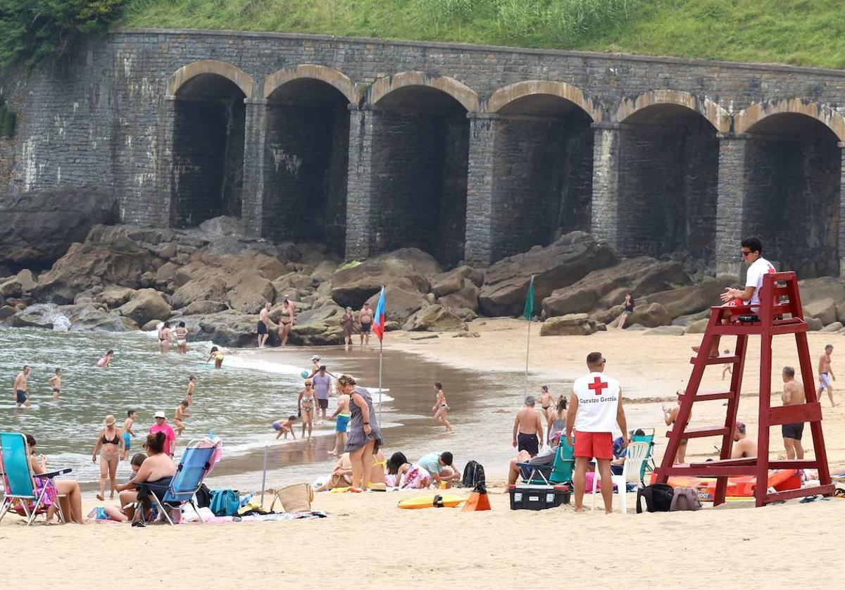 Dos socorristas de la Cruz Roja en la playa de Getaria.