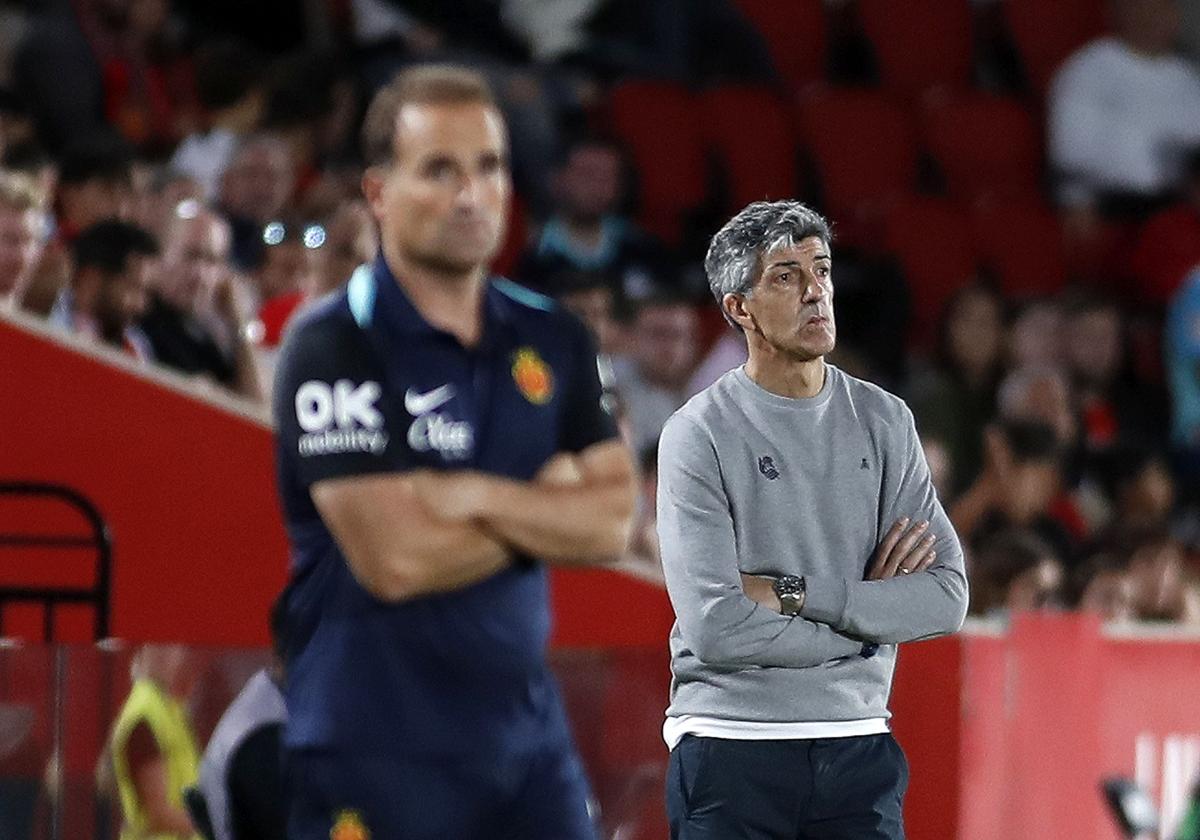 Imanol Alguacil observa el partido entre el Mallorca y la Real Sociedad con gesto serio.