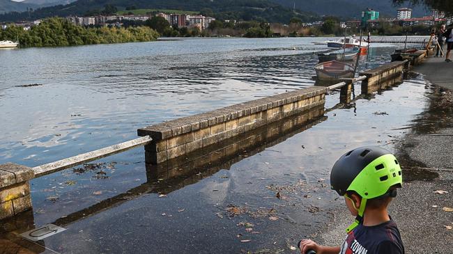 Imagen después - El Bidasoa se ha desbordado con la pleamar en el bidegorri de Irun.