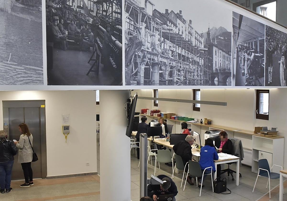 Una de las ofertas se refiere a un auxiliar administrativo que reforzará el servicio de atención ciudadana 'Udate' del Ayuntamiento.