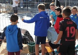 Jóvenes lazkaotarras disfrutan del ganado durante la celebración del pasado año.