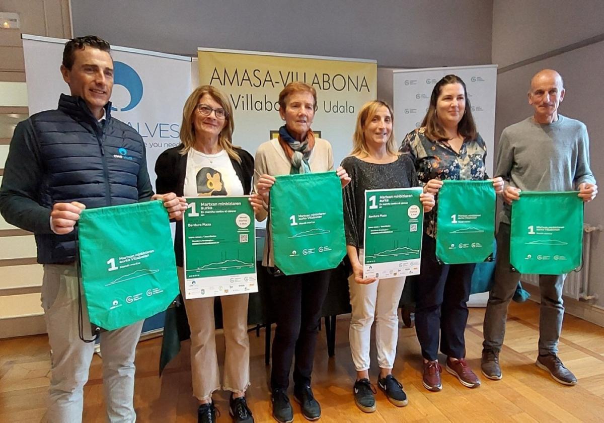 Representantes municipales y de la asociación en la presentación de la marcha montañera.