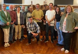 Los artistas galardonados, con representantes de la organización y del jurado tras la entrega de premios.