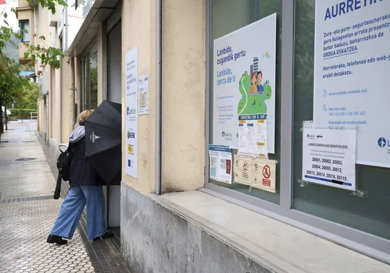 Una mujer entra a una oficina de Lanbide, en Donostia.