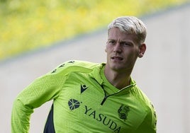 Orri Óskarsson realiza un estiramiento en Zubieta