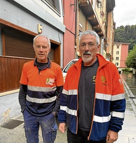 Los componentes de la brigada Juanjo Sagastibeltza y Patxi Lazkano.