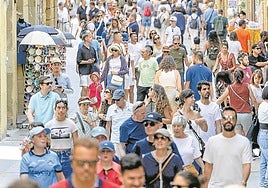 Decenas de personas, con autóctonos y foráneos, pasean por una calle de la Parte Vieja donostiarra.