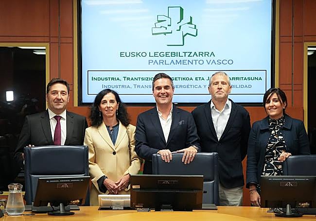 El consejero de Industria, Mikel Jauregi, en el centro rodeado de su equipo, hoy en el Parlamento Vasco.