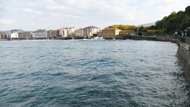 Imagen después - La mareas vivas se dejaron notar en Zarautz.