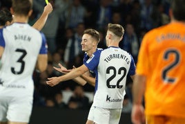 Jon Pacheco protesta la amarilla que vio ante el Real Madrid