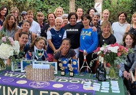 Un grupo de mujeres participantes posa antes del inicio de la entrega de premios.