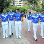 Laso, Mariezkurrena II, Tolosa –baja–, Imaz, Artola, Peña II y Rezusta pasean por el Espolón de Logroño el día de la presentación de la feria riojana de San Mateo.