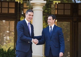 Pedro Sánchez e Imanol Pradales, el pasado 26 de julio en el primer encuentro que mantuvieron, celebrado en el Palacio de Ajuria Enea.