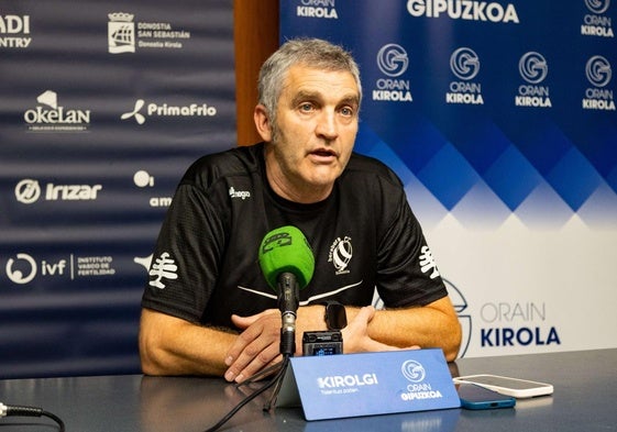 Imanol Álvarez en rueda de prensa ante los medios.