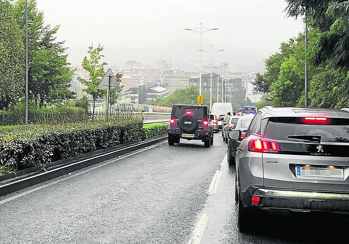 Escribe Francisco Javier Telleri: «Por obras en la rotonda de la Sagrada Familia de Amara hay continuos atascos en dirección a Pío XII o paseo de Errondo a diario. El Ayuntamiento, como siempre, no ha hecho absolutamente nada, ni en los semáforos ni en las indicaciones. Como siempre, ausente».
