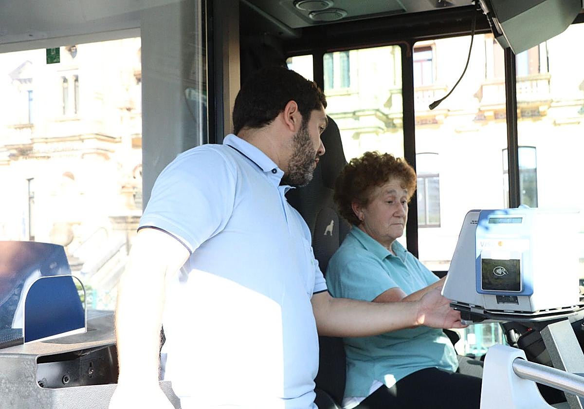 Inmaculada Gutiérrez, vecina del Centro, atiende las explicaciones que le está dando Mario garcía, conductor de Dbus.