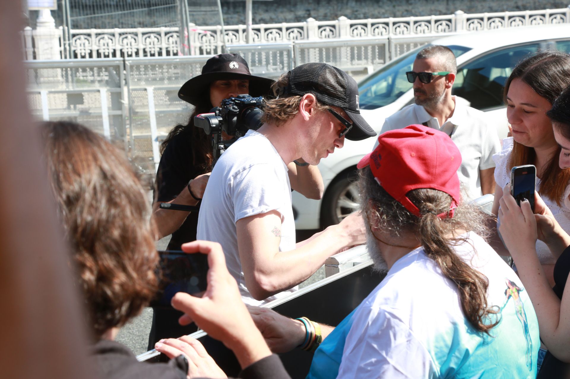 Campbell se ha parado amablemente a firmar autógrafos y a fotografiarse con los fans apostados a las puertas del Hotel María Cristina.