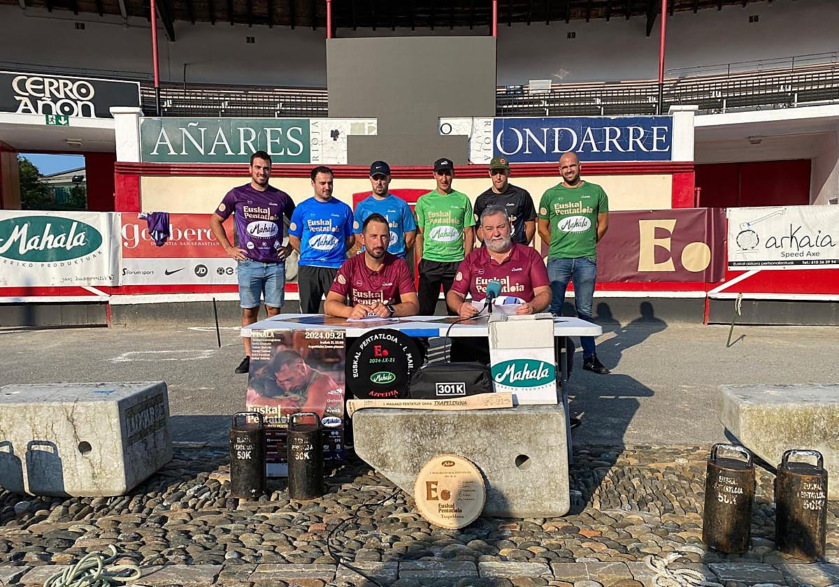 Pentatloiaren finalean lehiatu behar duten sei kirolariak, atzo antolatzaileekin bilduta