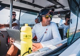 Xabi Fernández, en la lancha de apoyo del Ineos Britannia.