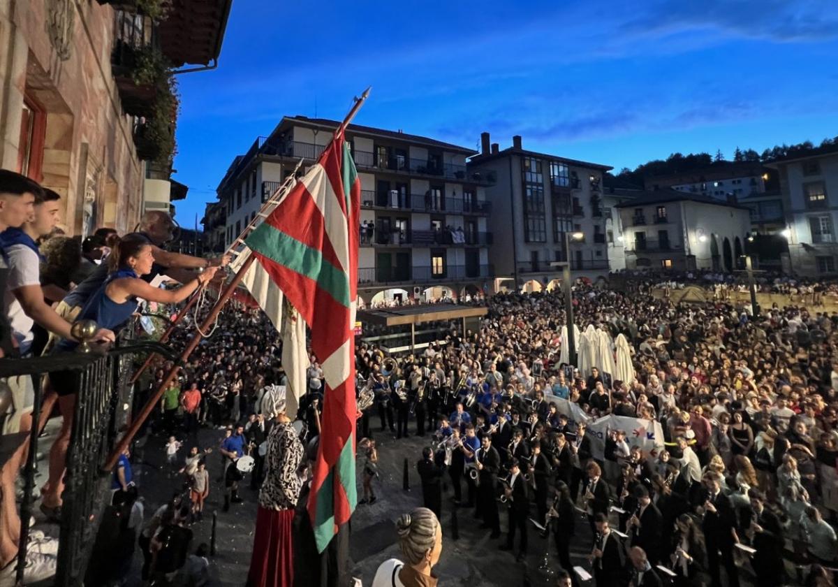 Imagen del chupinazodel año pasado, lanzadopor los deportistasélite de Urretxu.