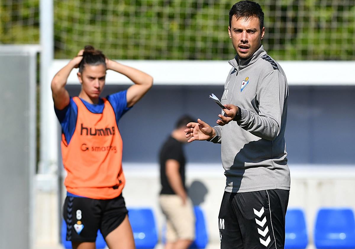 El técnico Yerai Martin da directrices a sus jugadoras durante un entrenamiento.