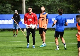 Fuzato aparece junto a Aritz Arambarri durante un entrenamiento de esta semana en Atxabalpe.