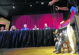 El titiritero Carlos López en un momento de su actuación ayer, junto a representantes del Topic e instituciones patrocinadoras.